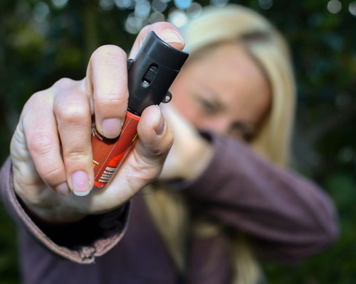 Mulheres podem comprar e usar spray de pimenta para defesa pessoal