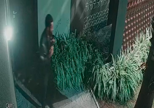 Câmeras flagram homem invadindo casa em Patos de Minas; ele furtou joias, roupas e até bicicleta