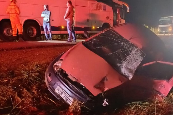Motorista morre e mulher fica gravemente ferida em grave acidente entre carro e ônibus na BR-365, em Patrocínio