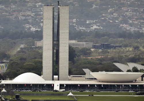 Lula sanciona, com vetos, reajuste salarial para cargos do Legislativo