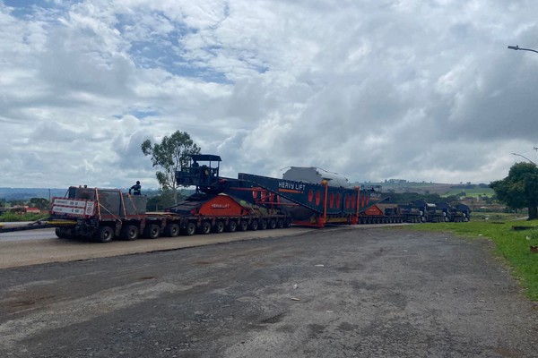 Comboio com carga de quase 400 toneladas e mais de 100 metros de comprimento passa por Patos de Minas