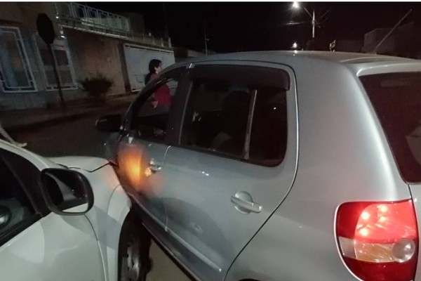 Batida entre dois veículos deixa motorista ferida no bairro Santa Terezinha
