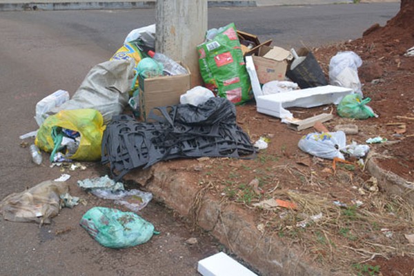 Moradores reclamam de falta de coleta de lixo e pedem providências no bairro Nova Floresta