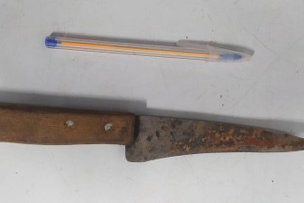 Jovem é preso após tentar matar a facadas colega de alojamento em Patos de Minas