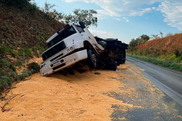 Motorista bate em barranco e tomba carreta de milho na MG 187 em Serra do Salitre