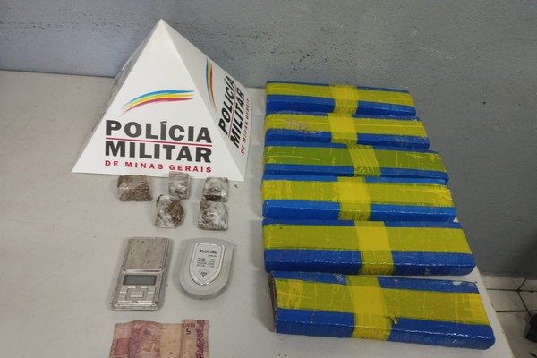 Homem diz que encontrou barras e tabletes de maconha no lixo e acaba detido, em Patos de Minas