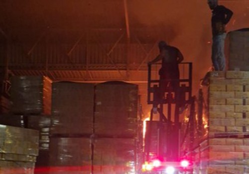 Incêndio em depósito de alimentos mobiliza brigadistas e Corpo de Bombeiros em Patos de Minas