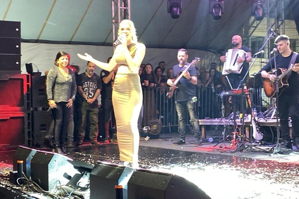 Patense Stela Nunes canta com Roberta Miranda na Fenapraça 2026; veja vivo