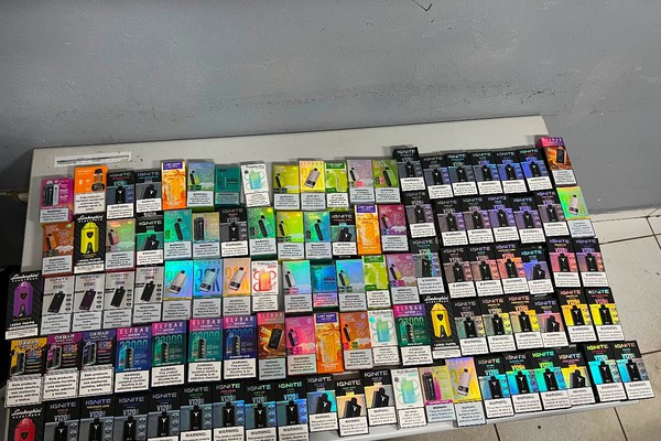 Jovem de 18 anos é preso com mais de 100 cigarros eletrônicos e papelotes de cocaína, em Patos de Minas