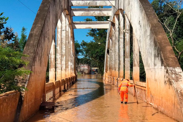Nível do Rio Paranaíba baixa cerca de 1 metro e água pode deixar a Ponte do Arco neste sábado