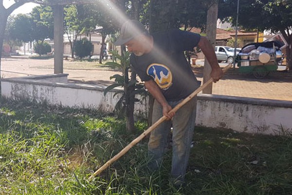 Casal de feirantes desiste de esperar ação da Prefeitura e faz limpeza da Praça Ibraim Pereira
