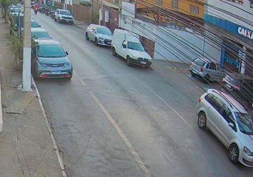 Proprietária procura motorista que bateu em carro estacionado no Centro de Patos de Minas