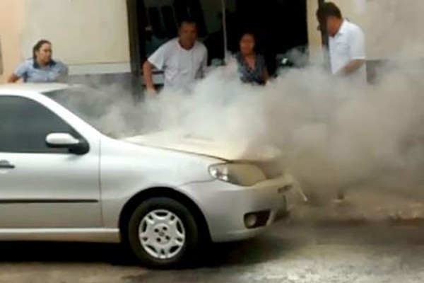 Comerciantes usam mangueiras, baldes de água e extintor para controlar incêndio em carro