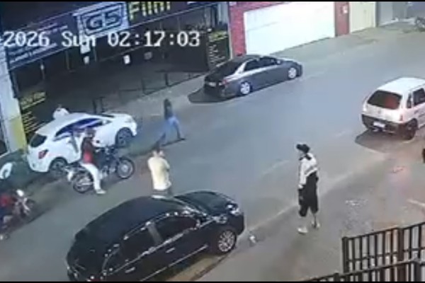 Vídeo mostra atirador abrindo fogo e matando dois jovens em Patos de Minas; ele está sendo procurado