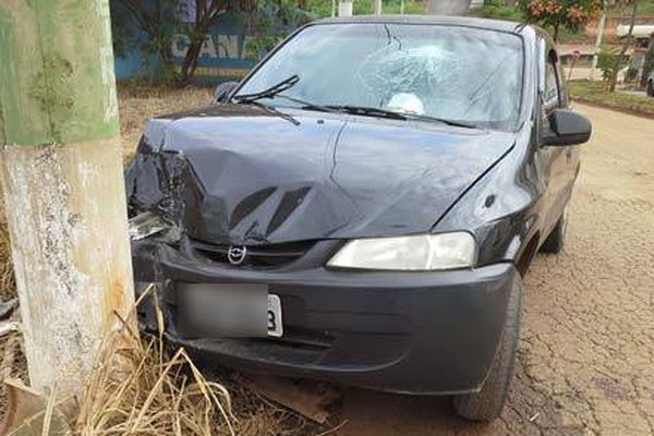 Veículo deixado em local de acidente na avenida Olynto Rocha chama a atenção