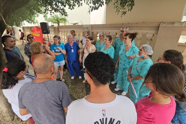 Servidores voltam a protestar contra a terceirização do Hospital Regional de Patos de Minas