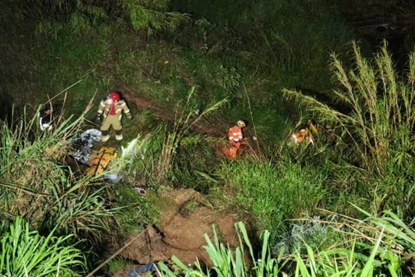 Caminhão cai em ribanceira de 30 metros na BR 365 e motorista e passageiro são resgatados pelos bombeiros