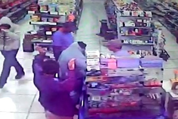 Imagens mostram assaltantes armados agredindo pessoas e roubando dinheiro em comércio