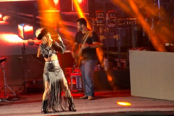 Alétis Garcia contagia Fenapraça 2025 com "Pra lá de Bagdá"; veja ao vivo