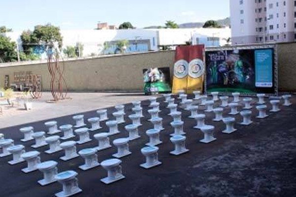 Copasa promove exposição com vasos sanitários para conscientizar a população