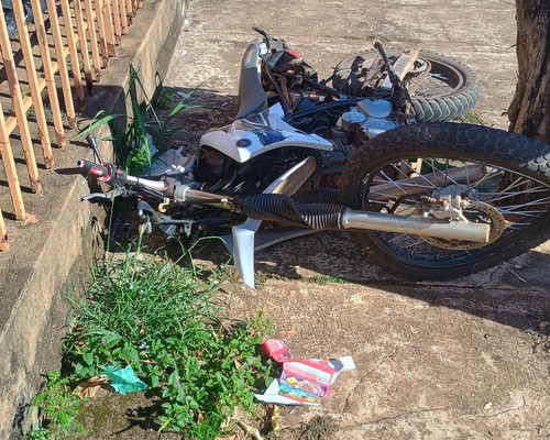 Motociclista é arremessado e sofre ferimentos graves após bater em caminhonete, em Patos de Minas