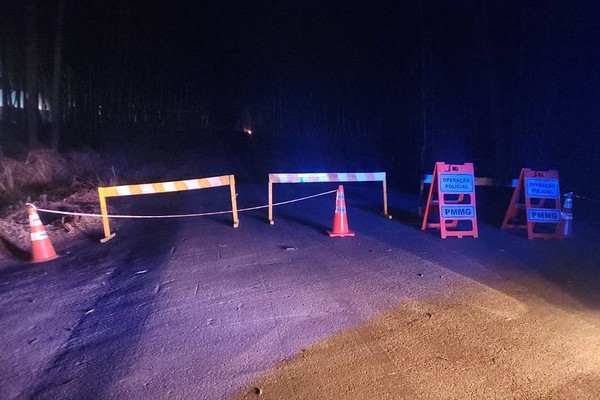 Rodovia de acesso a Carmo do Paranaíba é interditada após incêndios provocarem queda de eucaliptos