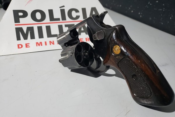 Polícia Militar encontra arma de fogo em casa no bairro Santa Luzia e prende morador de 27 anos