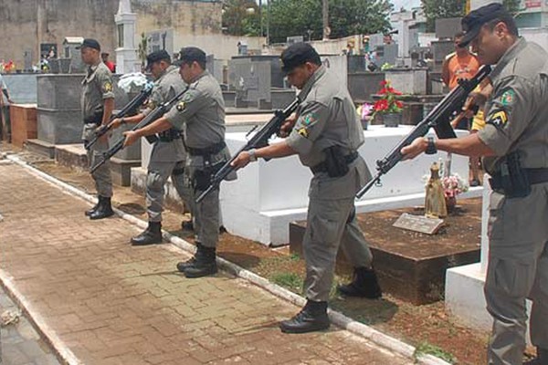 Policial é sepultado na cidade com honras militares após ser atingido por raio em Brasília