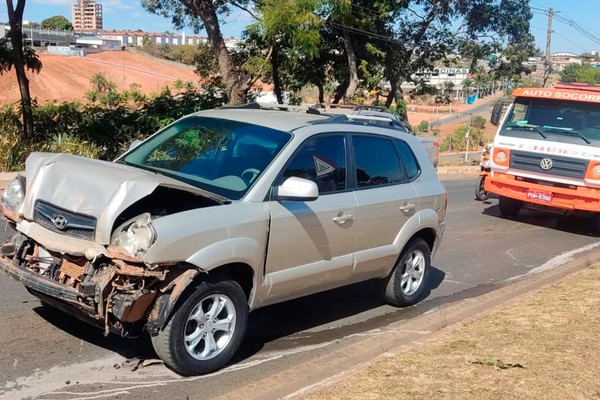 Veículo para na avenida JK e causa acidente com outros 4 carros em Patos de Minas