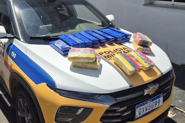 Dupla é presa após ser flagrada transportando 26 barras de maconha em carro na MGC462