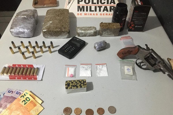 Polícia Militar apreende drogas, revólver e muita munição em condomínio em Patos de Minas
