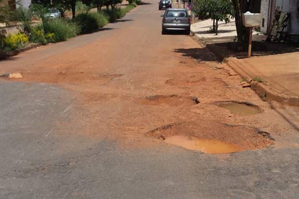 Moradores de Patos de Minas têm que modificar trajeto diário por causa de buracos nas ruas