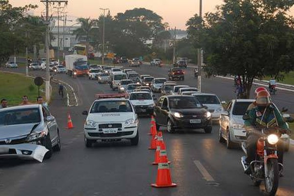 Três acidentes envolvendo 8 veículos deixam trânsito caótico na avenida JK