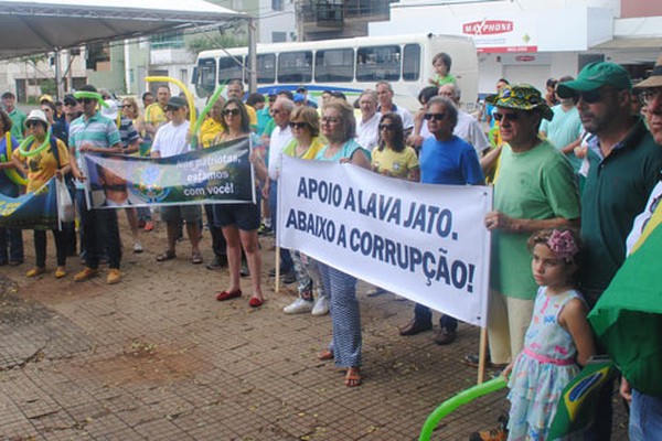 Manifestação em Patos de Minas pede fim da corrupção e de regalias na Praça do Fórum