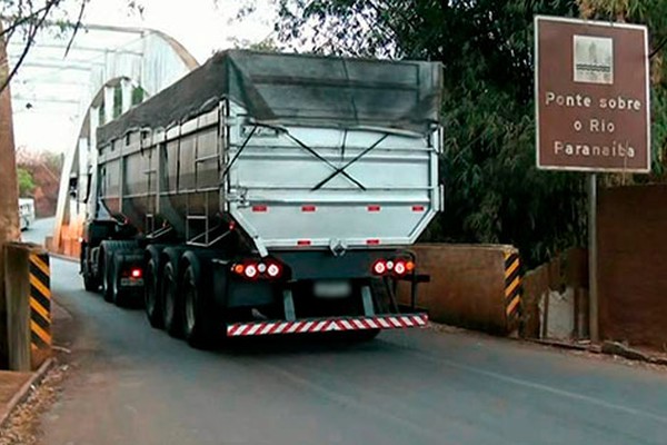Ministério Público emite recomendação proibindo tráfego de caminhões na Ponte do Paranaíba