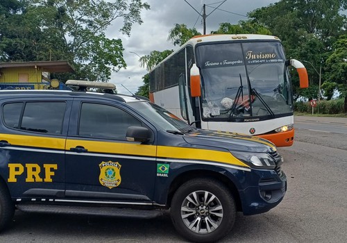 PRF intercepta ônibus clandestino em condições precárias com passageiros na BR365, em Patos de Minas