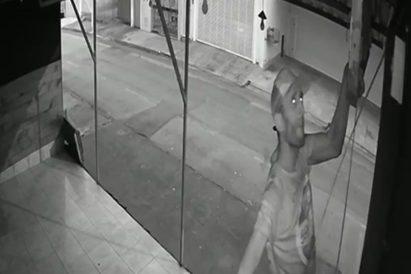 Video mostra ação de ladrão de fios em Patos de Minas, mas desta vez ele não consegue levar; veja