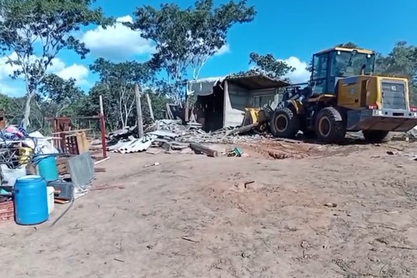 Imagens mostram máquinas derrubando casas de famílias de trabalhadores sem-terra em Presidente Olegário