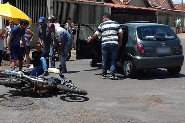Motorista avança parada deixando motociclista ferido em um dos 25 acidentes do fim de semana