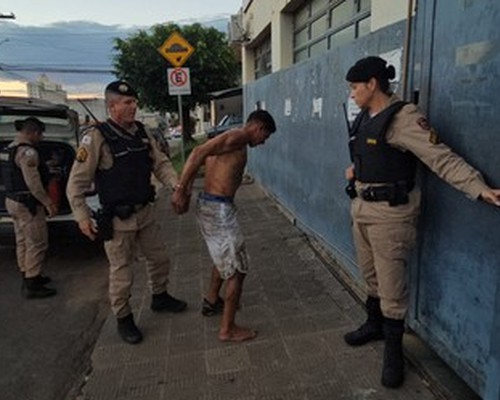 Rapaz de 27 anos é preso após furto em farmácia e perseguição policial pelas ruas da cidade