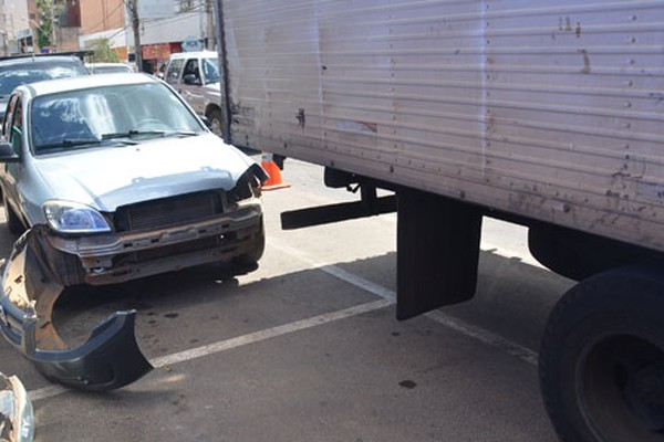 Motorista inabilitado é preso após caminhão perder freio e bater em dois carros no Centro de Patos de Minas