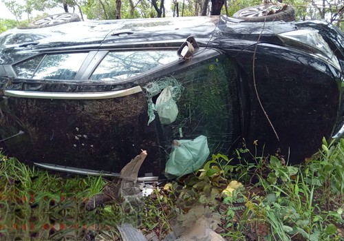 Carro vai parar tombado em árvore após aquaplanar na MG 410, em Presidente Olegário