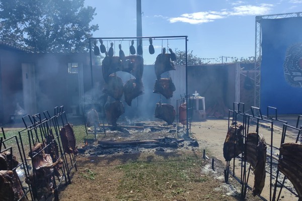 Com mais de 1 tonelada de carne assada, evento chama a atenção no Parque de Exposições