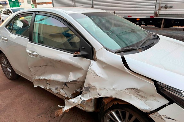 Caminhão invade canteiro após bater em carro de passeio e destrói mais de 20 mil mudas de café