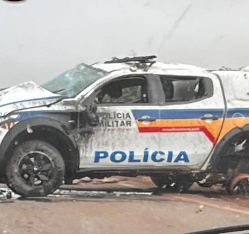 Policial militar fica ferido após viatura capotar em Tiros