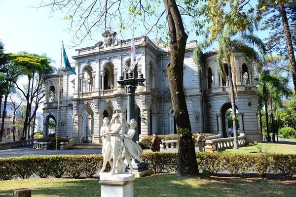 Primeira pesquisa com Falcão na disputa mostra bom desempenho ao Governo de Minas; Cleitinho lidera