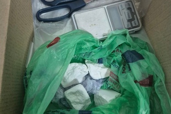 Entregador suspeito de usar o trabalho para prática do tráfico é preso com cocaína
