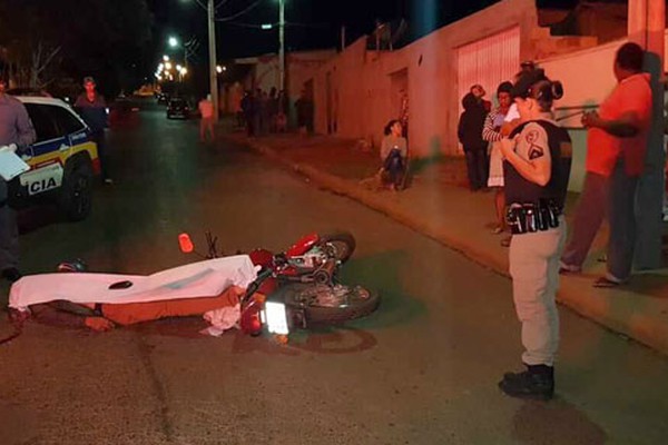 Motociclista é assassinado com tiros na cabeça na avenida das Paineiras