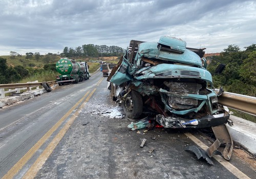 Motorista perde controle de caminhão e provoca acidente com 5 veículos, na BR365; duas pessoas ficaram feridas