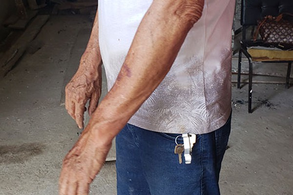 Proprietário de empresa de gesso de 72 anos é amarrado por assaltante e tem joias roubadas